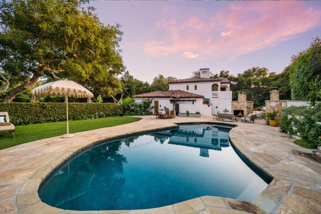 Casa en atardecer con alberca y jardín en Puebla