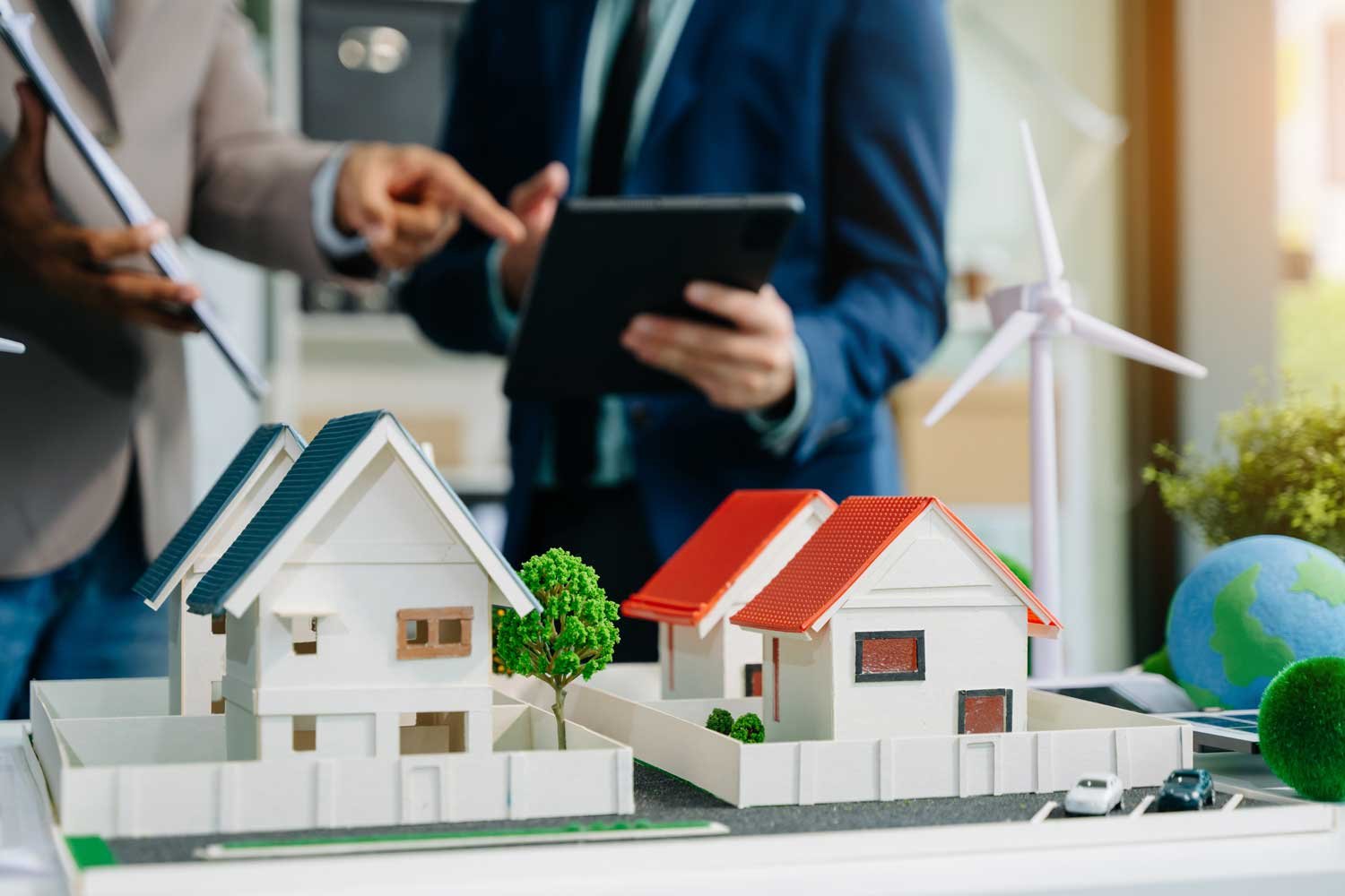 Agente de bienes raíces asesorando a cliente para solicitar un crédito hipotecario