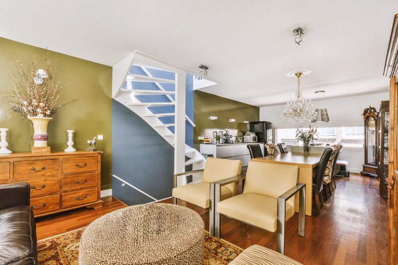 Sala de casa amplia con colores neutros e iluminación suave