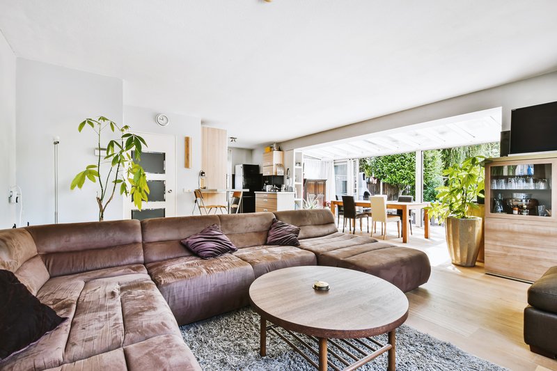 Sala familiar amplia con luz natural en casa en Puebla